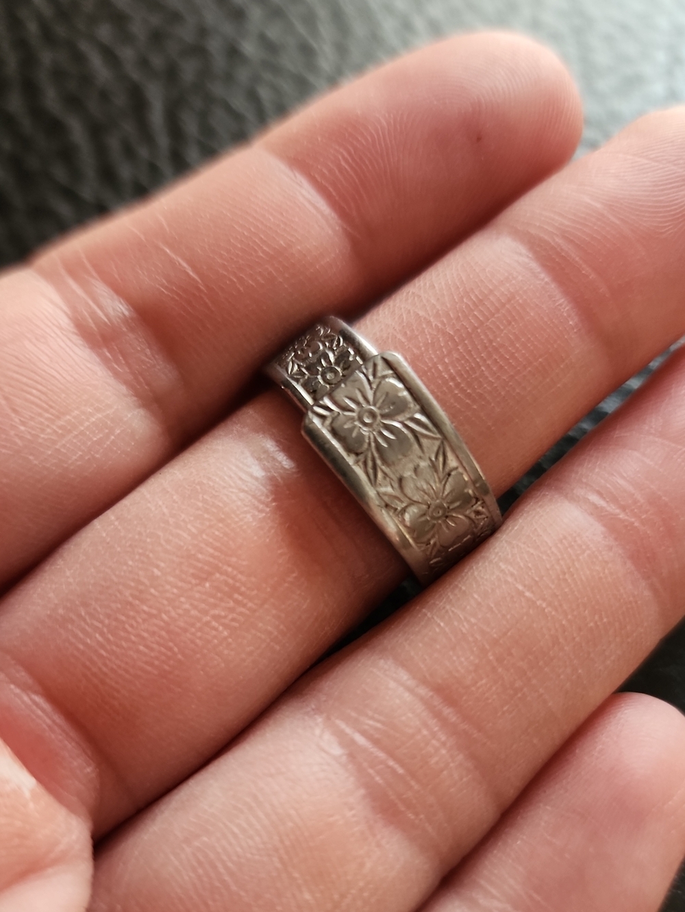 VTG Pewter Floral Band Ring - Silver Floral Comfort Ring- Size 6.5